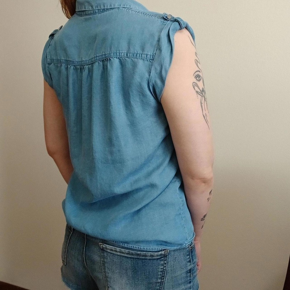 Western short sleeve women's chambray shirt size small - Picture 3 of 3